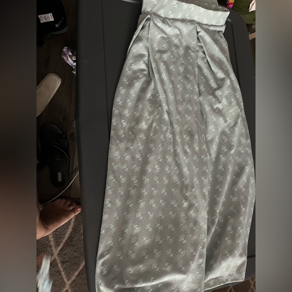 Floral print knee length skirt EUC